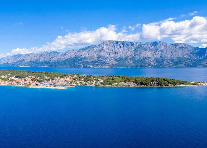Nice Apartment In Sucuraj With Lake View